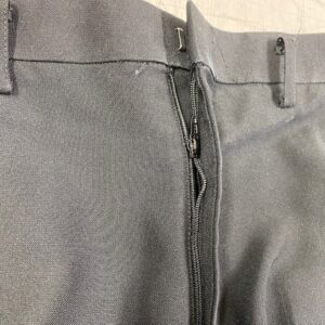 image:ファスナーが壊れて前が閉まらないグレーの制服ズボン/拡大