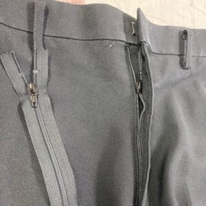image:ファスナーが壊れて前が閉まらないグレーの制服ズボンと新しい灰色で20㎝のフラットニットファスナー