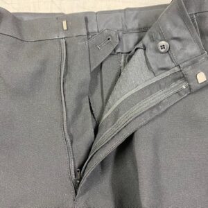image:ファスナーが壊れて前が閉まらないグレーの制服ズボン