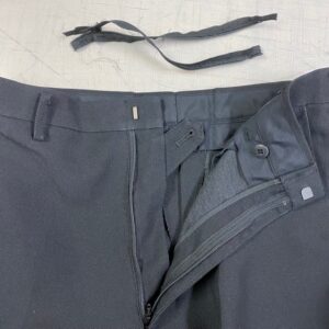 image:ファスナー交換をしたグレーの制服ズボンと取り替えて外した壊れたファスナー